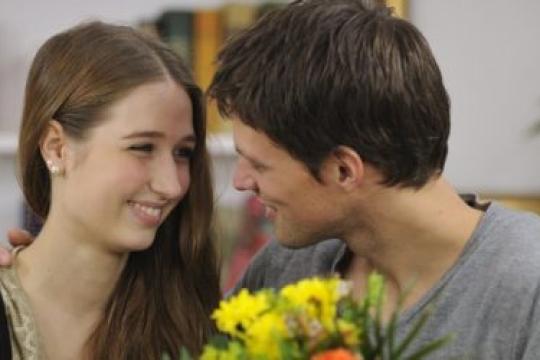 如何让他主动追求你