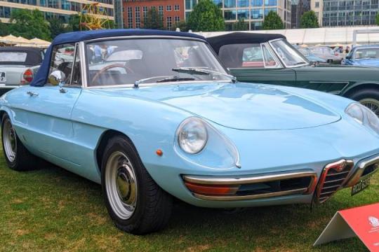 1969款阿尔法·罗密欧Spider与菲亚特124 Spider：一款依旧吸引众人目光