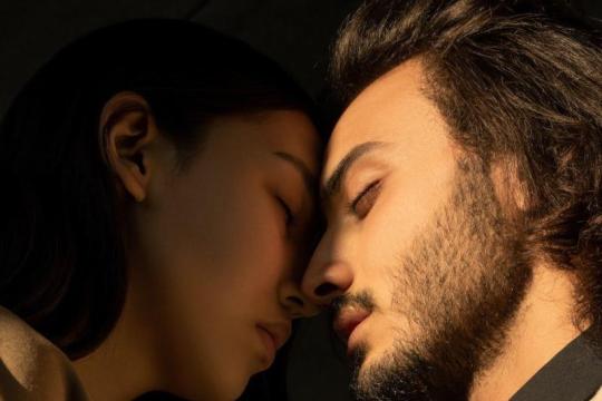 如何在接近女性时展现自信与魅力