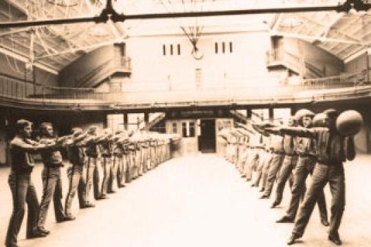 用药球训练提升力量与运动能力