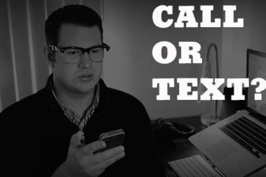 约女生出去：打电话好还是发短信好？