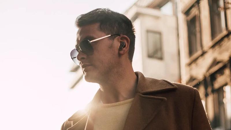 一位男士佩戴JBL Tour Pro 2无线耳机