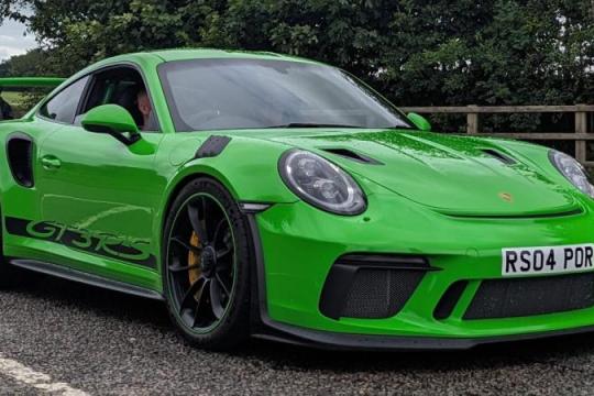 赛道专用超跑，街道驾驶依然温顺自如