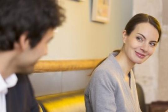 她喜欢我吗？15个她对你有好感的信号