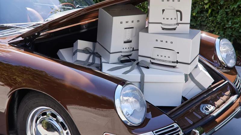 装箱后的家电放置于保时捷后备箱