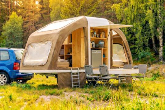 这款革命性的Wingcube露营拖车如蘑菇般展开，拥有两间卧室