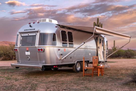 这款全新Airstream拖车将弗兰克·劳埃德·赖特的Usonian理念转化为移动建筑