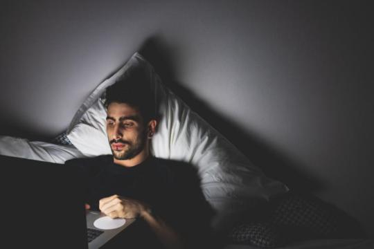 痛苦分手后应避免的5种不健康网络行为