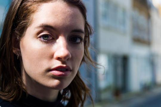 为什么有些女性选择更晚开始性生活，以及如何尊重她们的决定