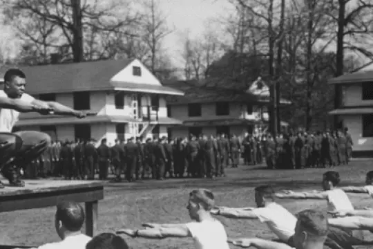 复古军队建议：即使在办公室工作也要保持身体健康的重要性