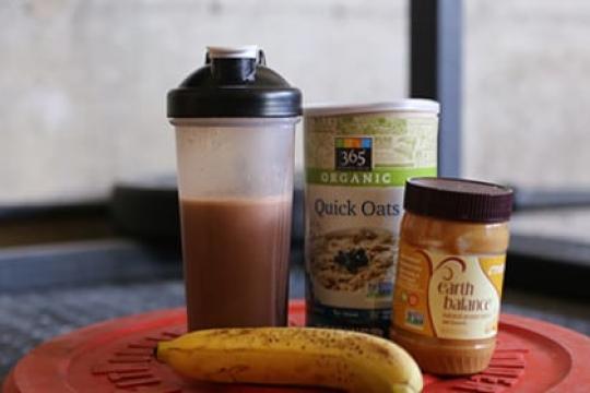 如何掌握训练前后营养，助力力量训练效果最大化