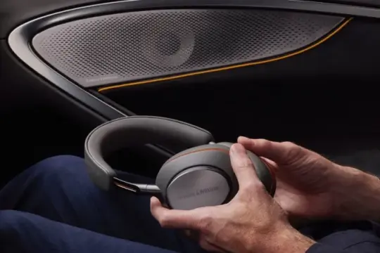 迈凯伦携手宝华韦健推出限量版无线耳机