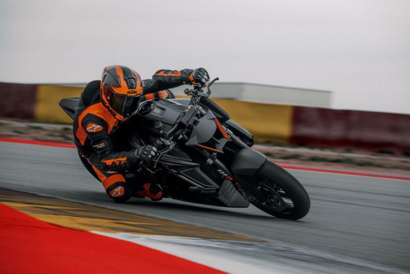 KTM 1390 Super Duke RR Track 6