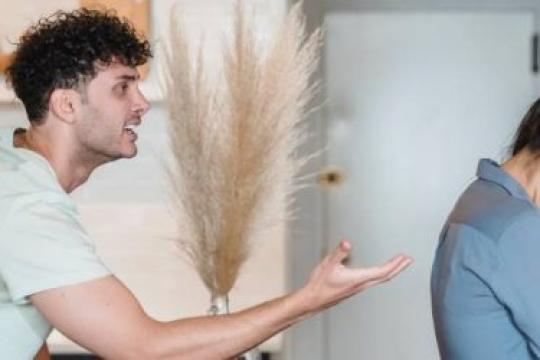 男生喜欢你却表现冷淡的17个可能原因