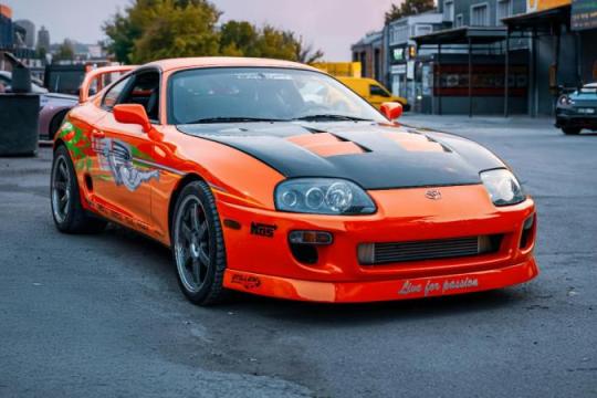 一夜成名的传奇：第四代丰田Supra MK4的改装传奇