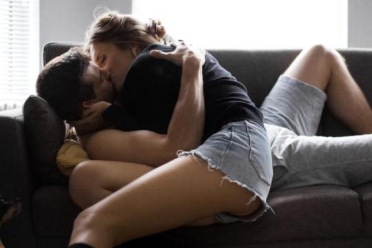 这些沙发上的性爱姿势，让你重新爱上家居装饰