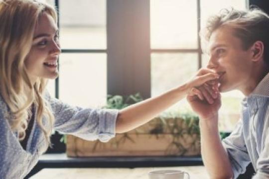 恋爱中年龄差距背后的心理学解析