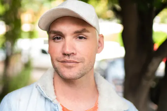 我即将与一位同性恋共和党人约会——我该如何应对？