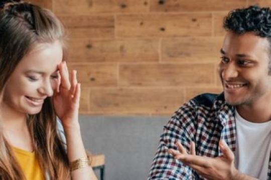 如何在恋爱中克服害羞：17个实用技巧