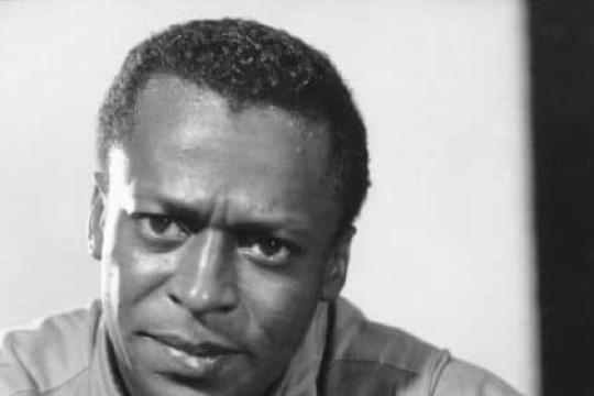 五种时尚穿搭法，轻松驾驭经典牛津扣衬衫