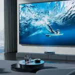 这款超短焦投影仪可呈现清晰的200英寸大画面