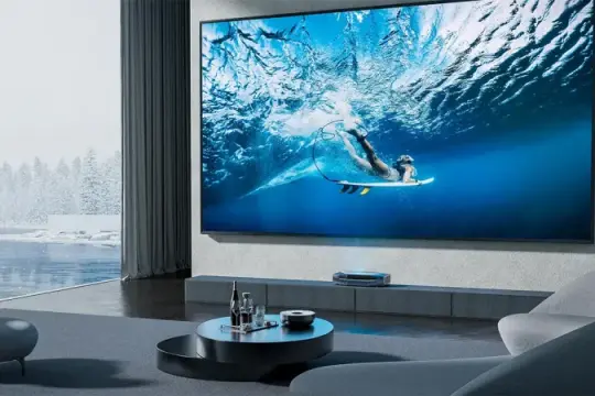 这款超短焦投影仪可呈现清晰的200英寸大画面