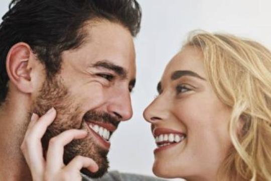 男性吸引力的21个强烈信号