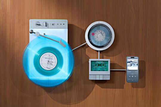 这款惊艳的壁挂式高保真音响系统支持黑胶、CD和磁带播放