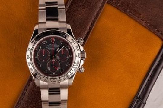 加拿大女子在二手沙发中发现价值25万美元的劳力士手表