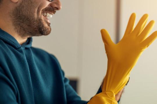 我对拳交感到好奇，但又有些害怕。我应该了解些什么？