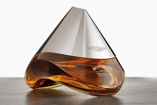 Bowmore携手Aston Martin推出54年陈酿苏格兰威士忌，瓶身设计媲美顶级跑车