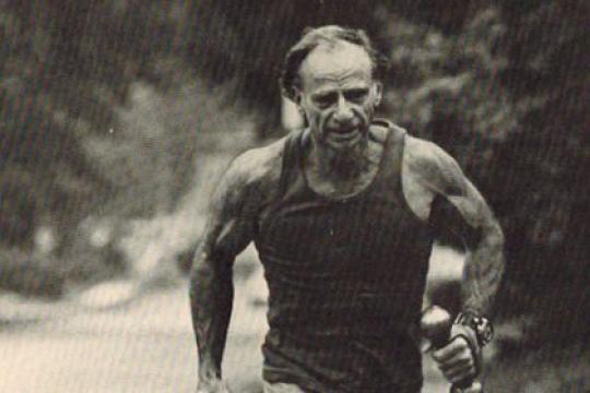 80年代风靡一时的“重手行走”锻炼法，真正帮你塑形健身