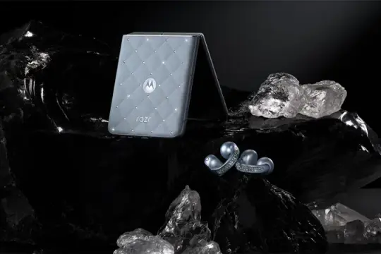 摩托罗拉携手施华洛世奇推出水晶镶嵌Razr翻盖手机