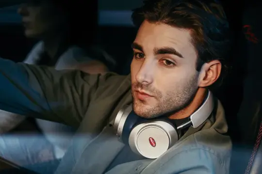 布加迪携手Master & Dynamic推出超跑灵感耳机系列