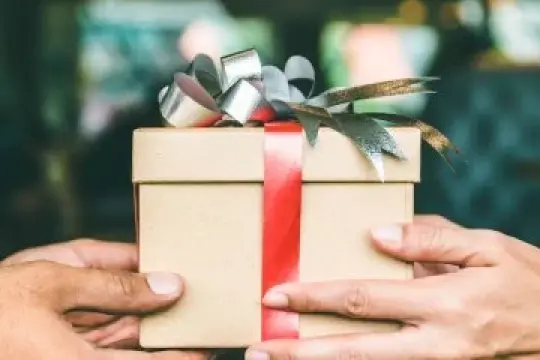 新恋情中，节日期间送礼物是否必要？