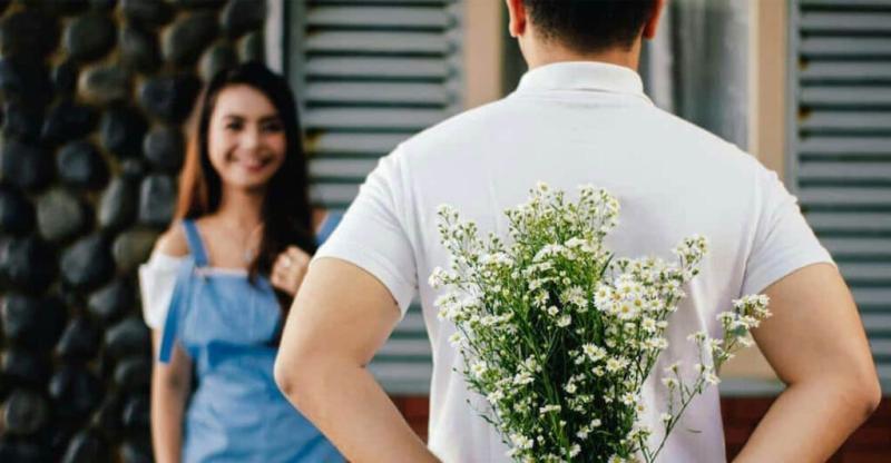 Man giving woman flowers