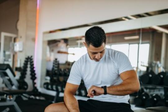 举重组间休息时间应多久？