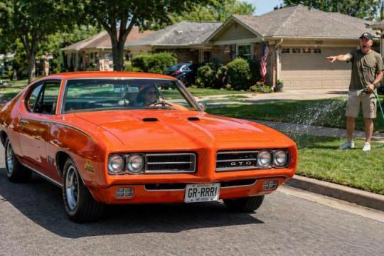 一男子多年存放1969年款GTO，竟发现有人偷偷开走了他的爱车