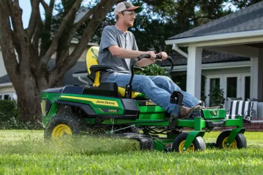 约翰迪尔推出首款电动骑乘式割草机，开启绿色割草新时代