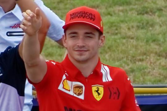 勒克莱尔恶搞礼物引发粉丝狂欢，送给拉塞尔的F1秘密圣诞礼物成焦点