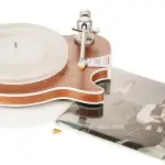 这款吉他造型唱盘致敬音乐大师阿尔·迪·梅奥拉