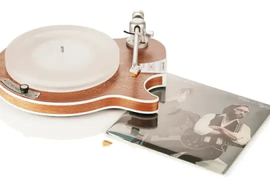 这款吉他造型唱盘致敬音乐大师阿尔·迪·梅奥拉