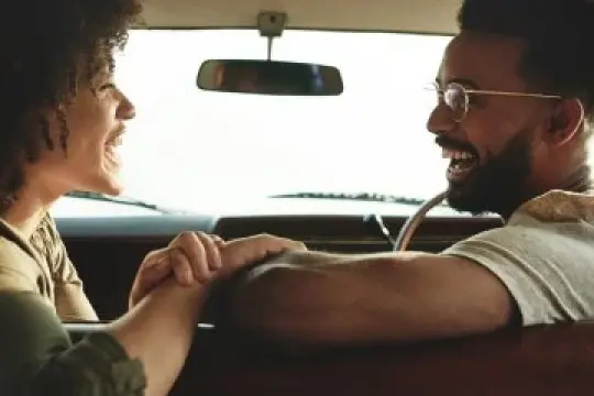 提升你的约会对话技巧：专家推荐的首次约会建议