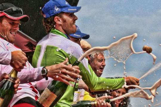 香槟喷洒：赛车胜利背后的狂欢仪式