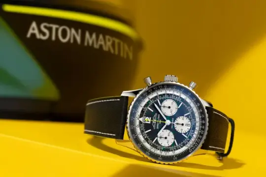 百年灵与阿斯顿·马丁携手推出钛金属材质Navitimer，开启F1新篇章