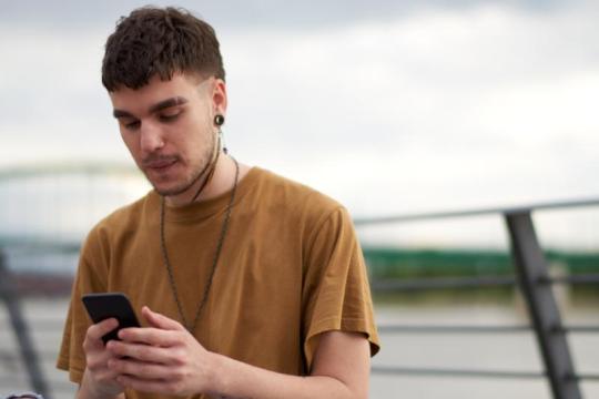 在同性恋交友应用上打造个人资料时避免的5个错误