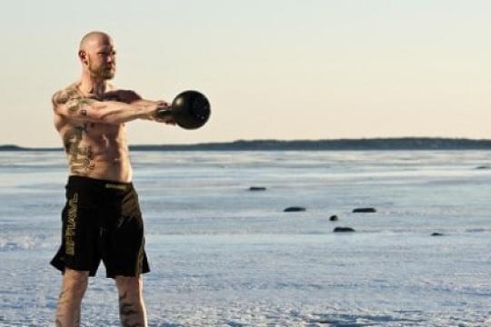 力量、爆发力与体能训练：如何掌握壶铃摆动技巧