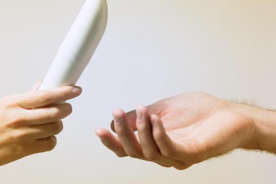 AskMen指南：如何在恋爱关系中引入情趣玩具