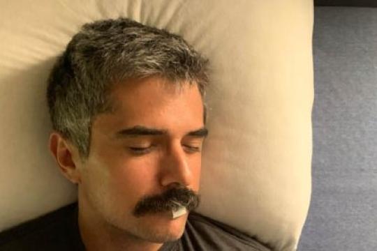 为什么我晚上睡觉时会用胶带封住嘴巴