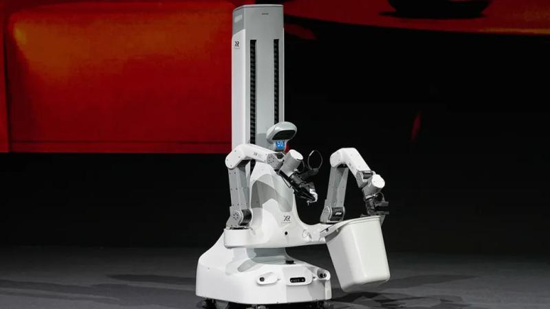 X Square Robot新款Wall-B机器人在舞台上捡拾垃圾